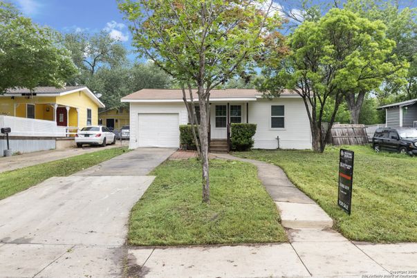 Attached, Exterior, Facade, Ranch