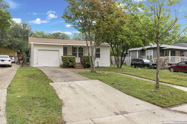 Attached, Exterior, Facade, Ranch
