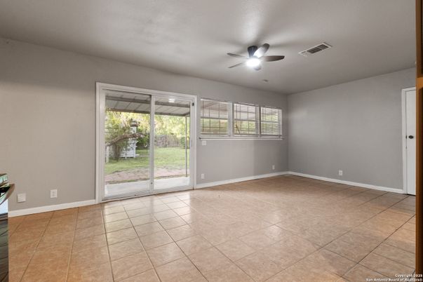 Empty room, Interior