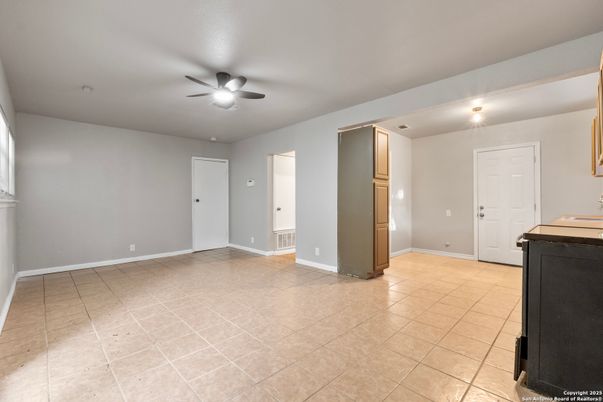 Empty room, Interior