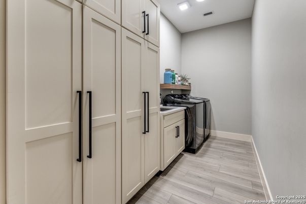 Interior, Recessed Lighting, Washer, Wood Texture Flooring