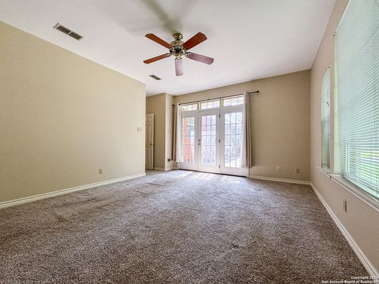 Empty room, Interior