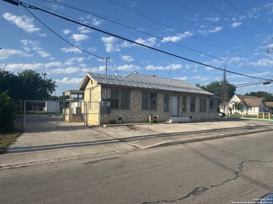 Exterior, Facade, Ranch