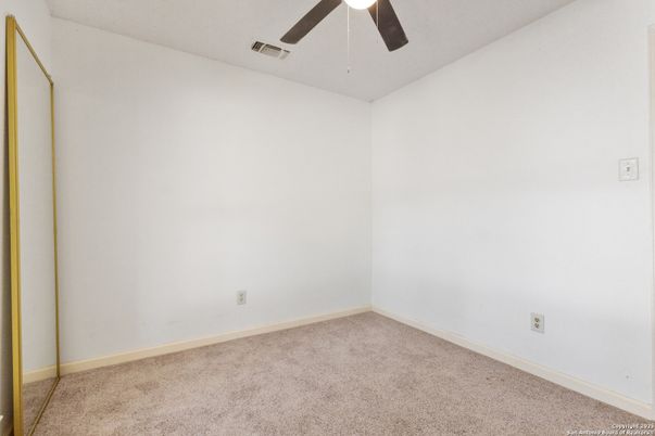 Empty room, Interior