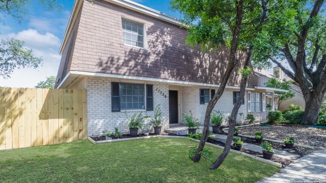 Exterior, Facade, Brick Facade, Ranch