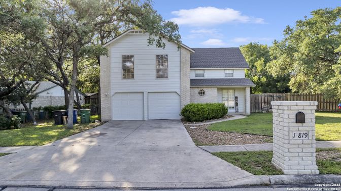 Attached, Exterior, Facade, Brick Facade, Raised Ranch