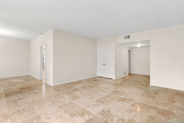 Empty room, Interior