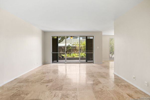Empty room, Interior
