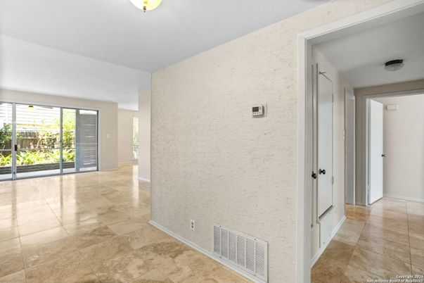 Empty room, Interior