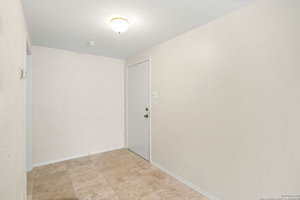 Empty room, Interior