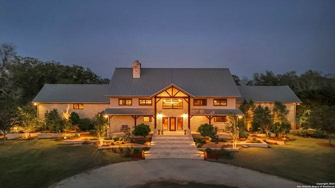 Exterior, Facade, Log Home