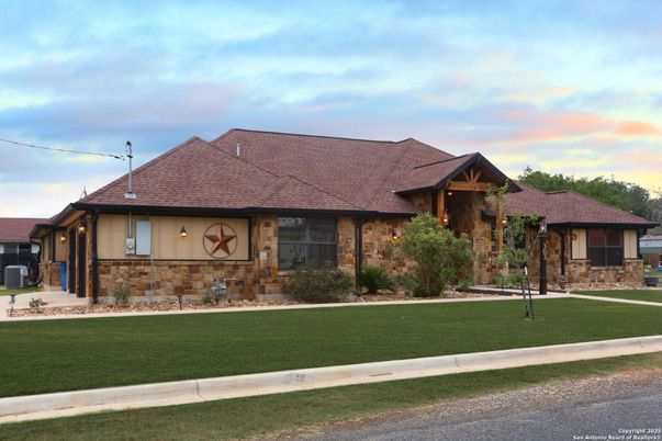 Exterior, Facade, Ranch