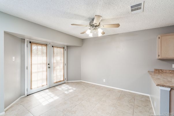 Empty room, Interior
