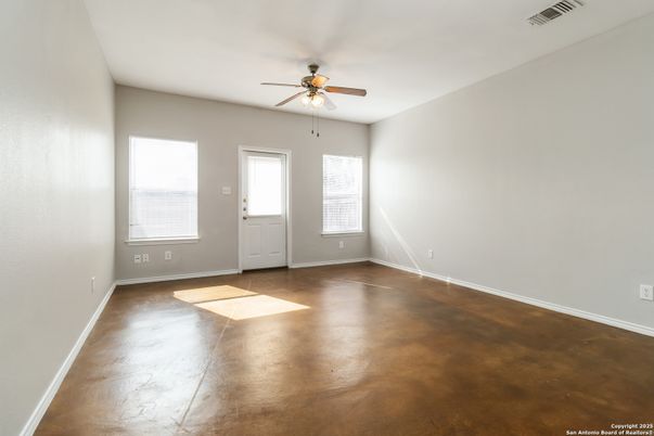 Empty room, Interior