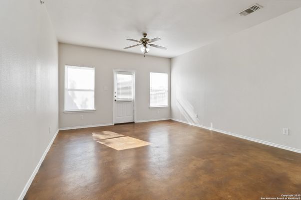 Empty room, Interior