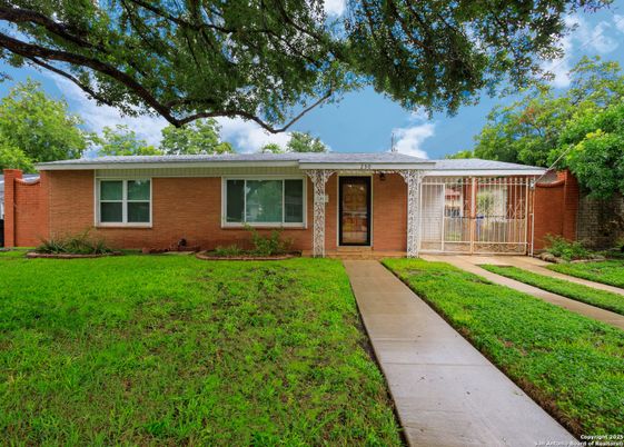 Exterior, Facade, Brick Facade, Ranch