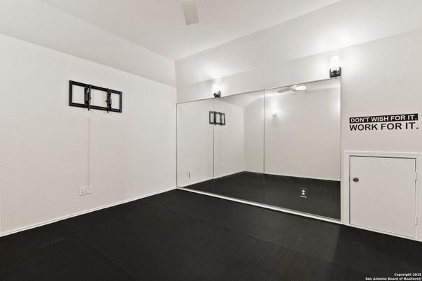 Empty room, Interior
