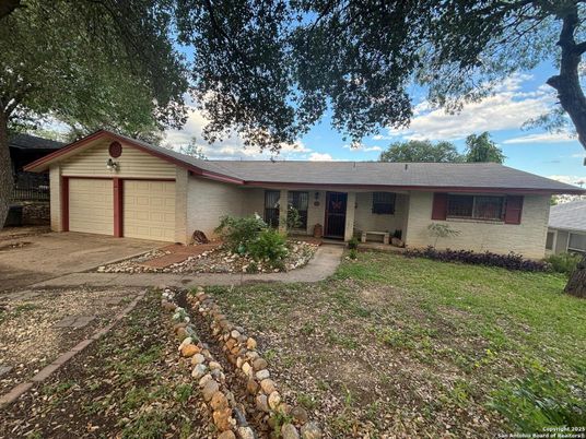 Attached, Exterior, Facade, Ranch