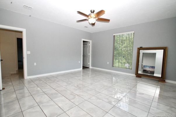 Empty room, Interior