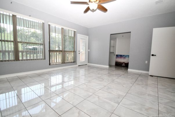 Empty room, Interior