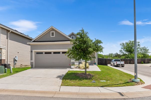 Attached, Exterior, Facade, American Craftsman