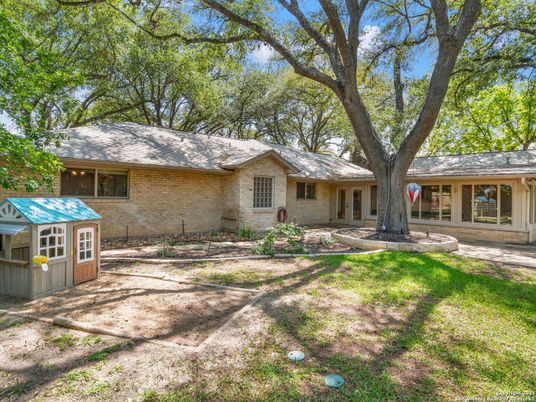 Exterior, Facade, Brick Facade, Ranch