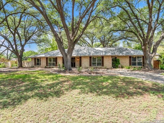 Exterior, Facade, Brick Facade, Ranch