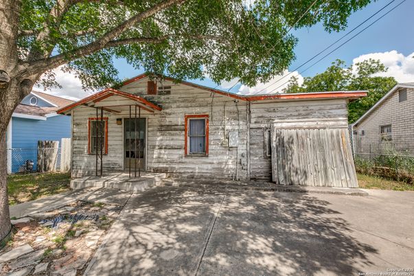 Exterior, Facade, Ranch