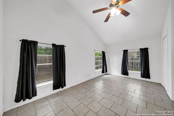 Empty room, Interior