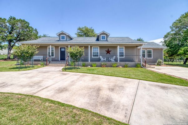 Exterior, Facade, Ranch