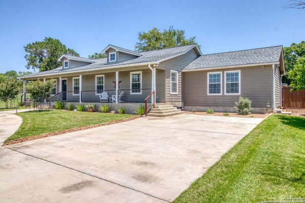 Exterior, Facade, Ranch