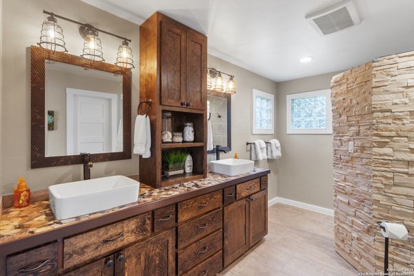 Bathroom, Dual Sink Vanities, Interior, Recessed Lighting