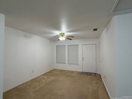 Empty room, Interior
