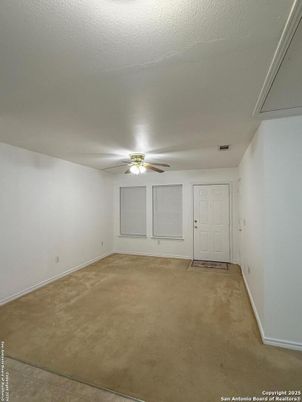 Empty room, Interior
