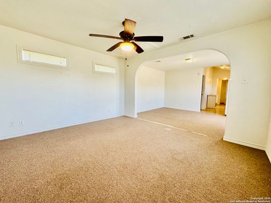 Empty room, Interior