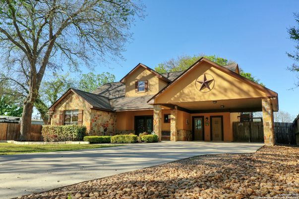 Exterior, Facade, Farmhouse
