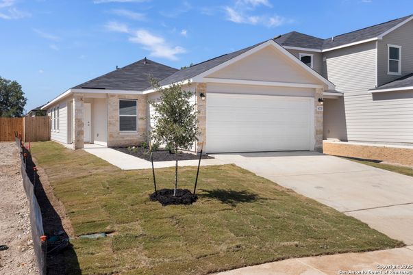 Attached, Exterior, Facade, Ranch