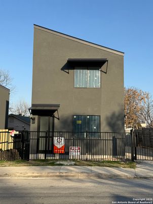 Exterior, Facade, Modern