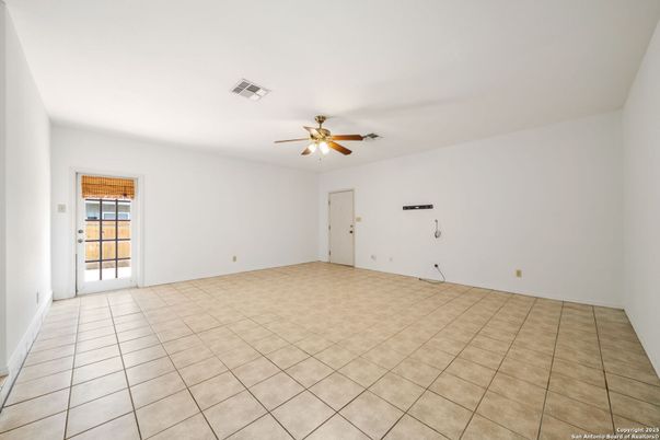 Empty room, Interior