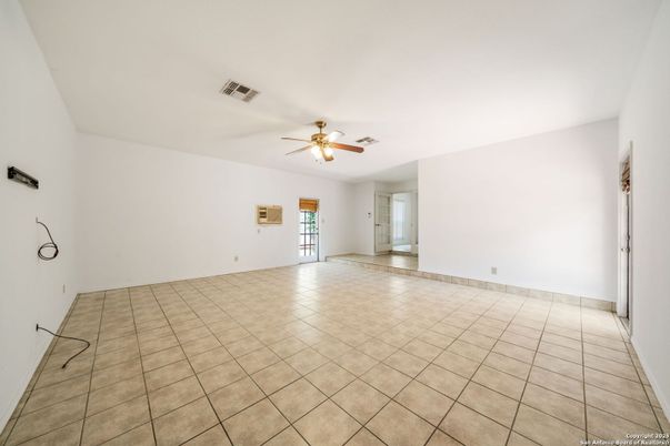 Empty room, Interior