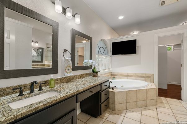 Bathroom, Dual Sink Vanities, Interior, Recessed Lighting