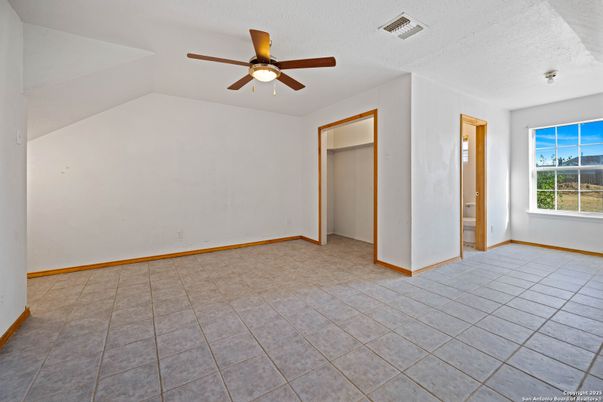 Empty room, Interior