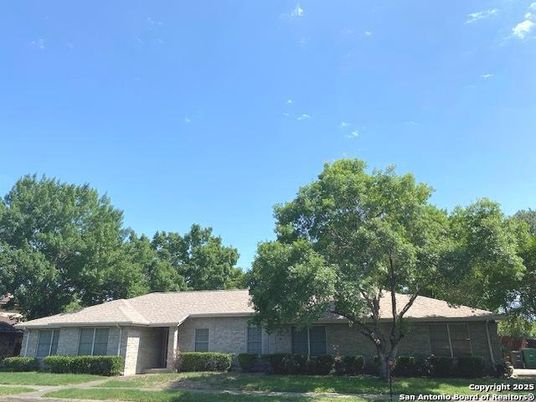 Exterior, Facade, Ranch