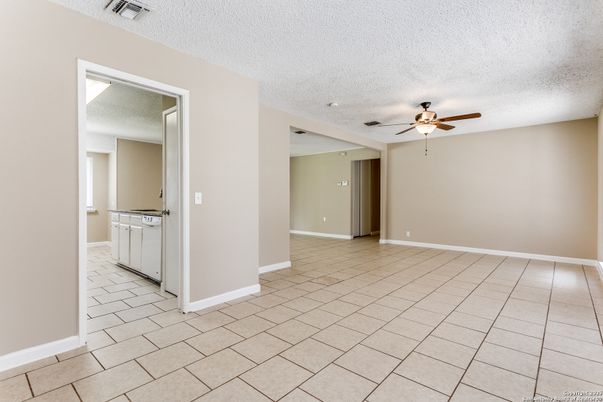 Empty room, Interior