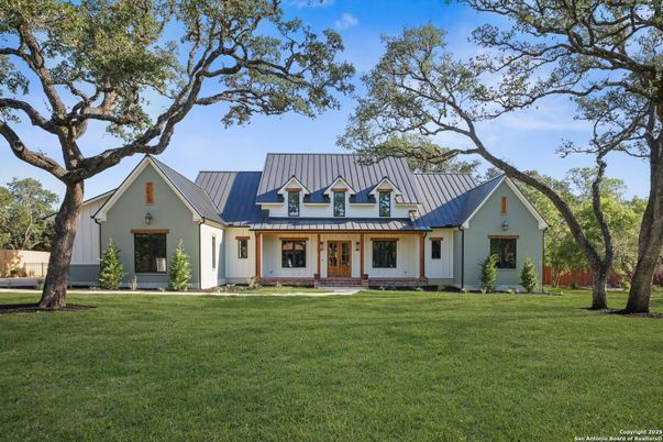 Exterior, Facade, Farmhouse
