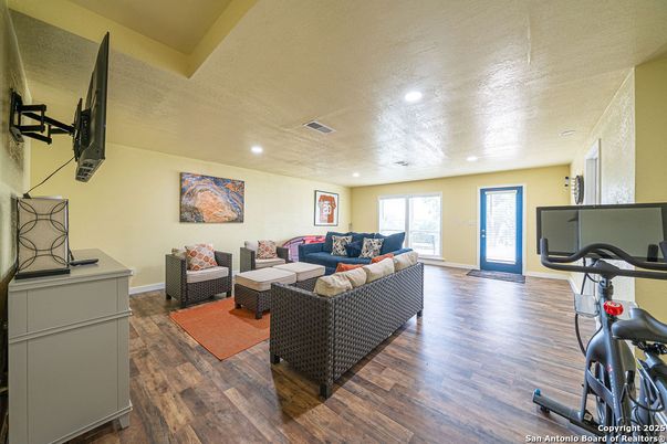 Fitness Equipment, Interior, Living room, Recessed Lighting, Wood Texture Flooring