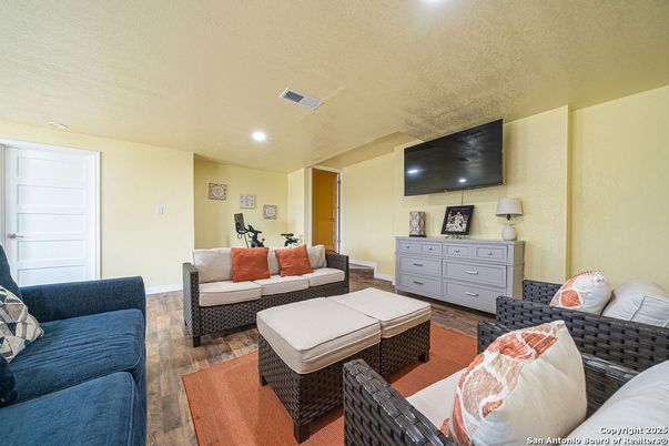 Fitness Equipment, Interior, Living room, Recessed Lighting, Wood Texture Flooring