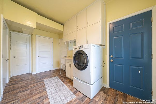 Interior, Washer, Wood Texture Flooring