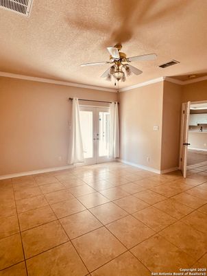 Empty room, Interior