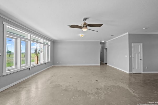 Empty room, Interior
